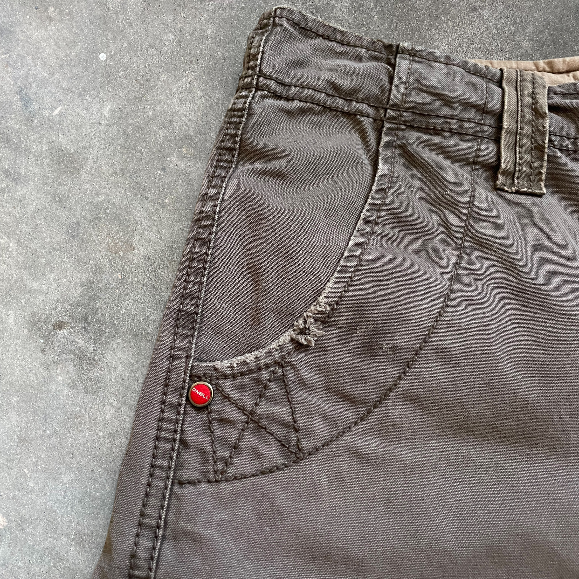 2000s O’Neill Cargo Shorts (31/32)