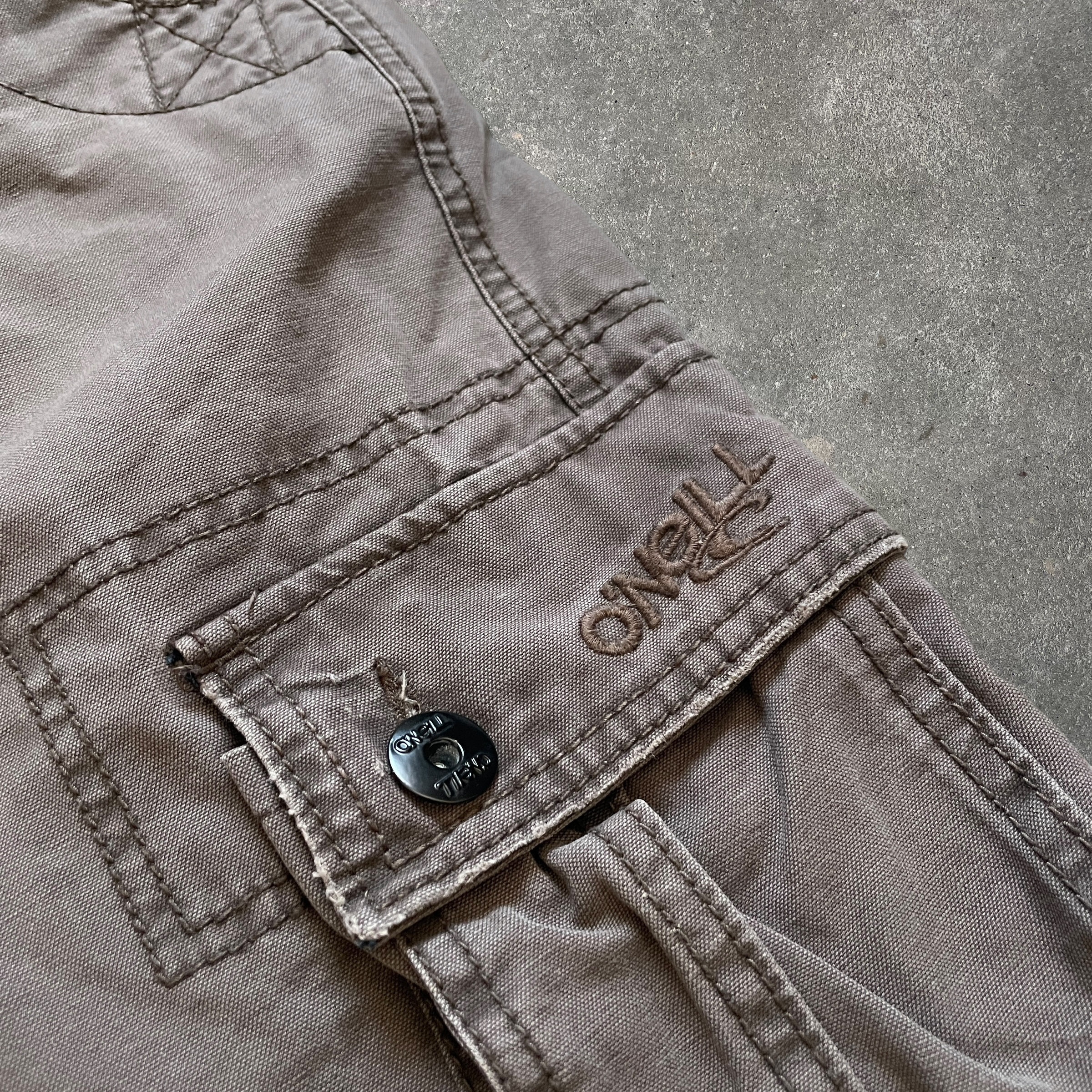 2000s O’Neill Cargo Shorts (31/32)