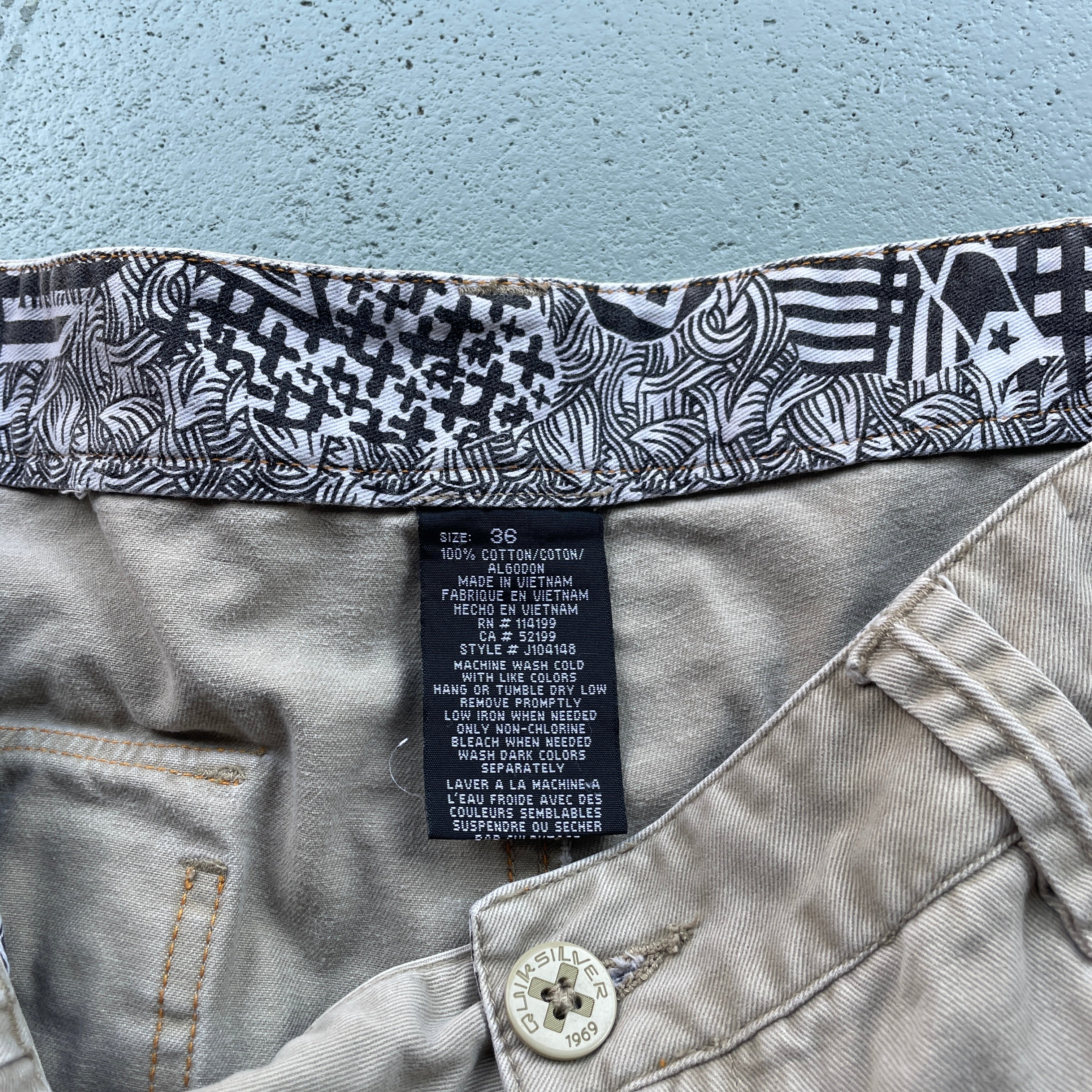 2000s Quiksilver Cargo Shorts Beige (36)