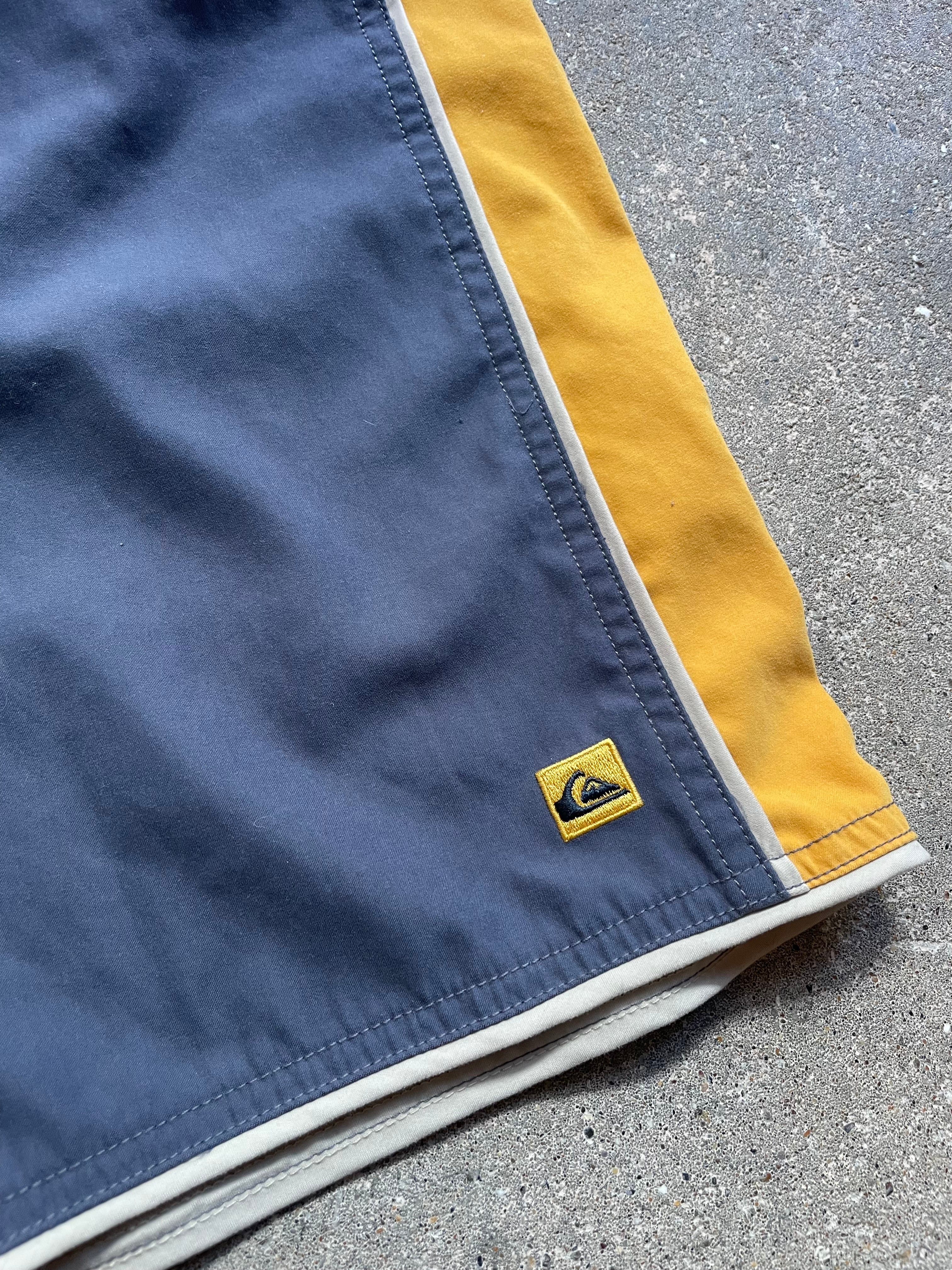 2000's Quiksilver Boardshorts Grey/Yellow (26/28)
