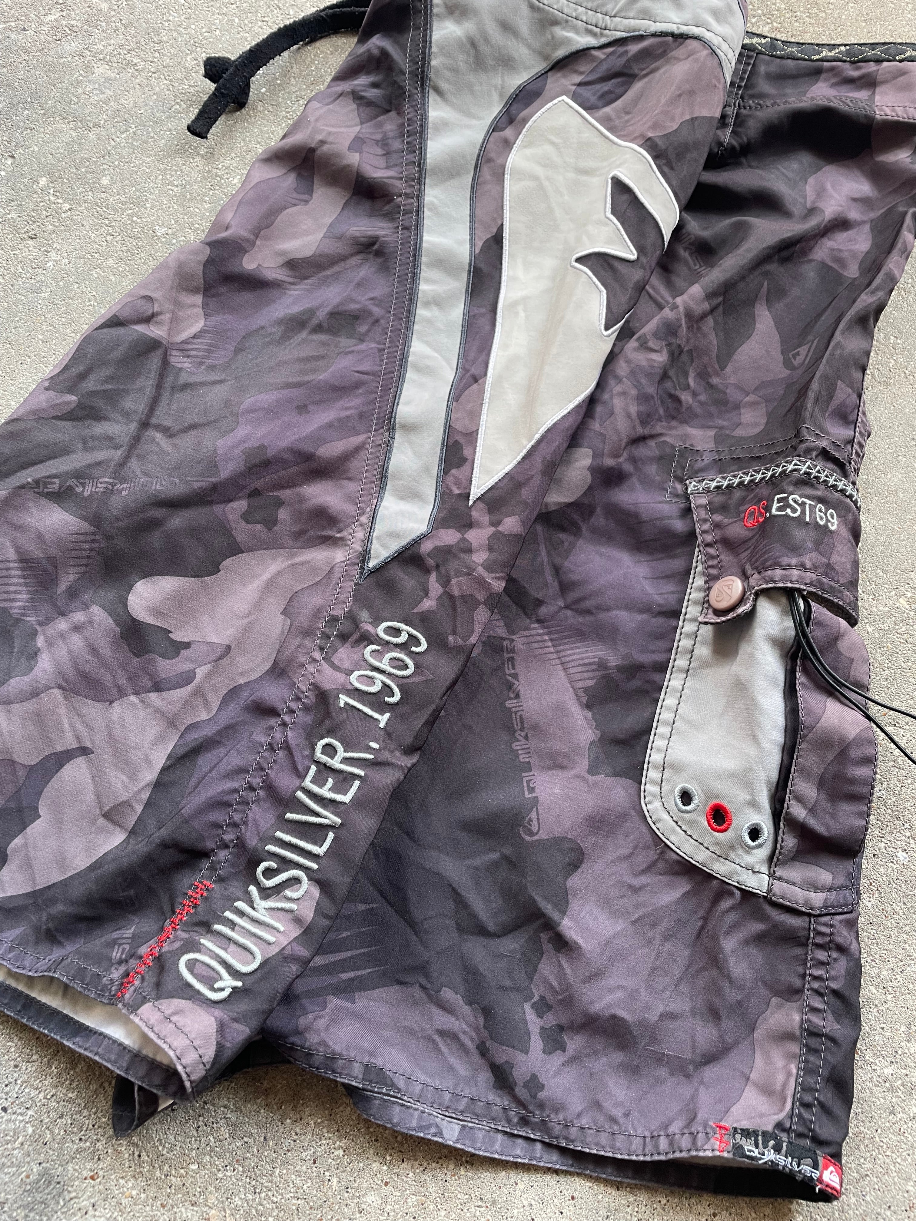 2000's Quiksilver Boardshorts Grey Camo (32)