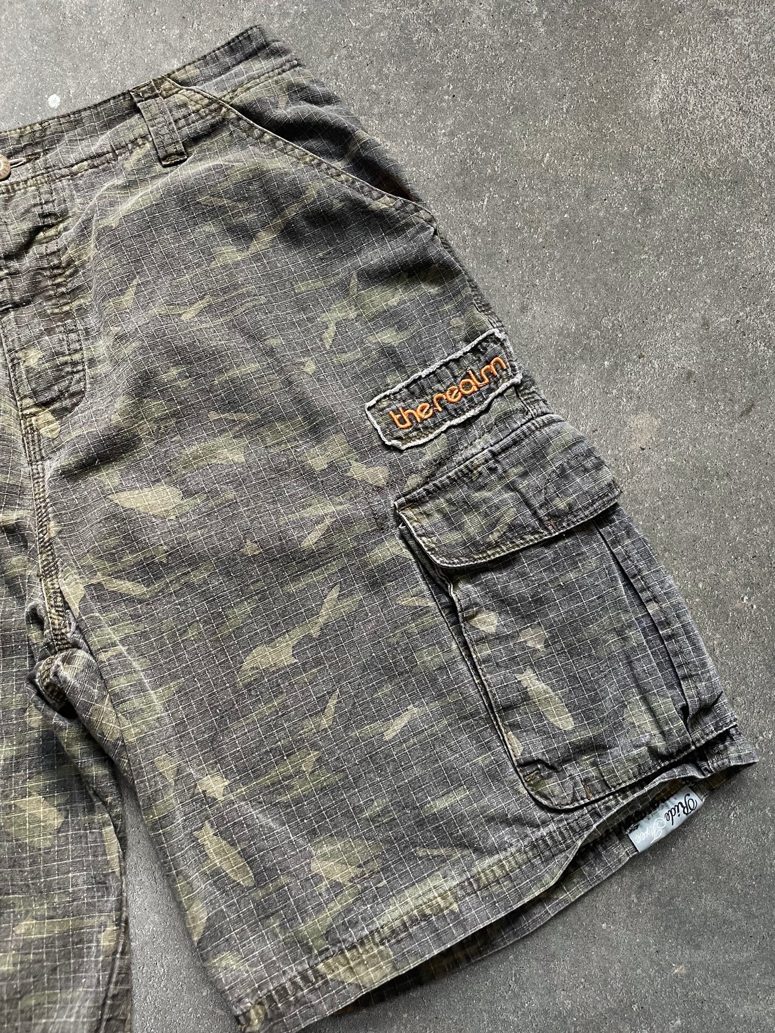 2000's The Realm Cargo Shorts (M)