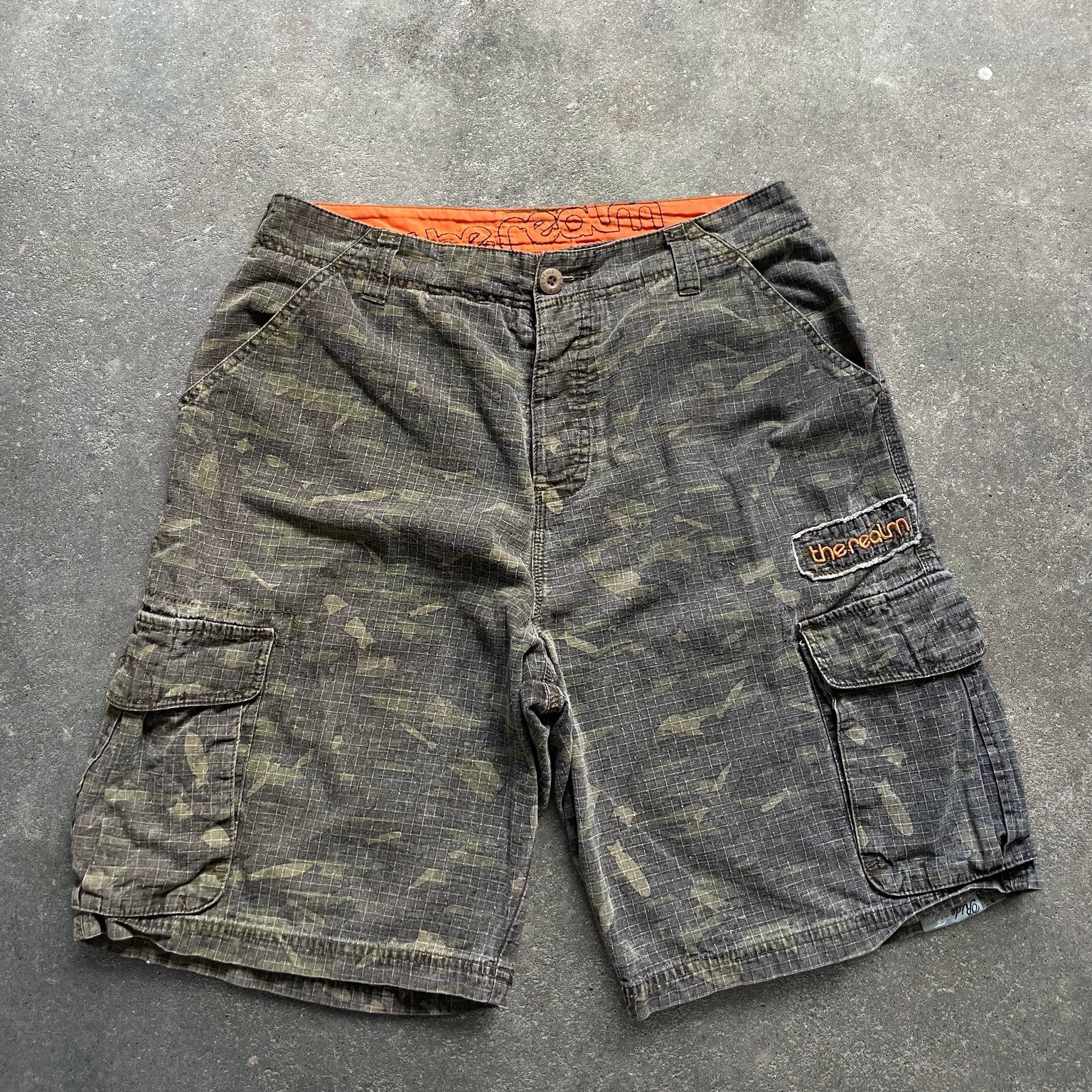 2000's The Realm Cargo Shorts (M)