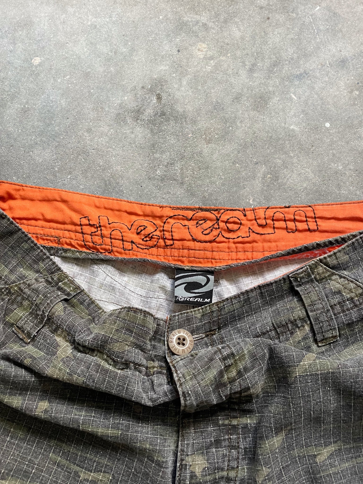 2000's The Realm Cargo Shorts (M)