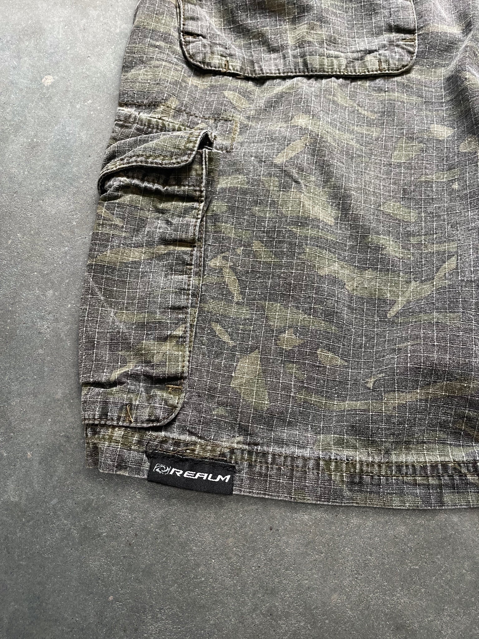 2000's The Realm Cargo Shorts (M)