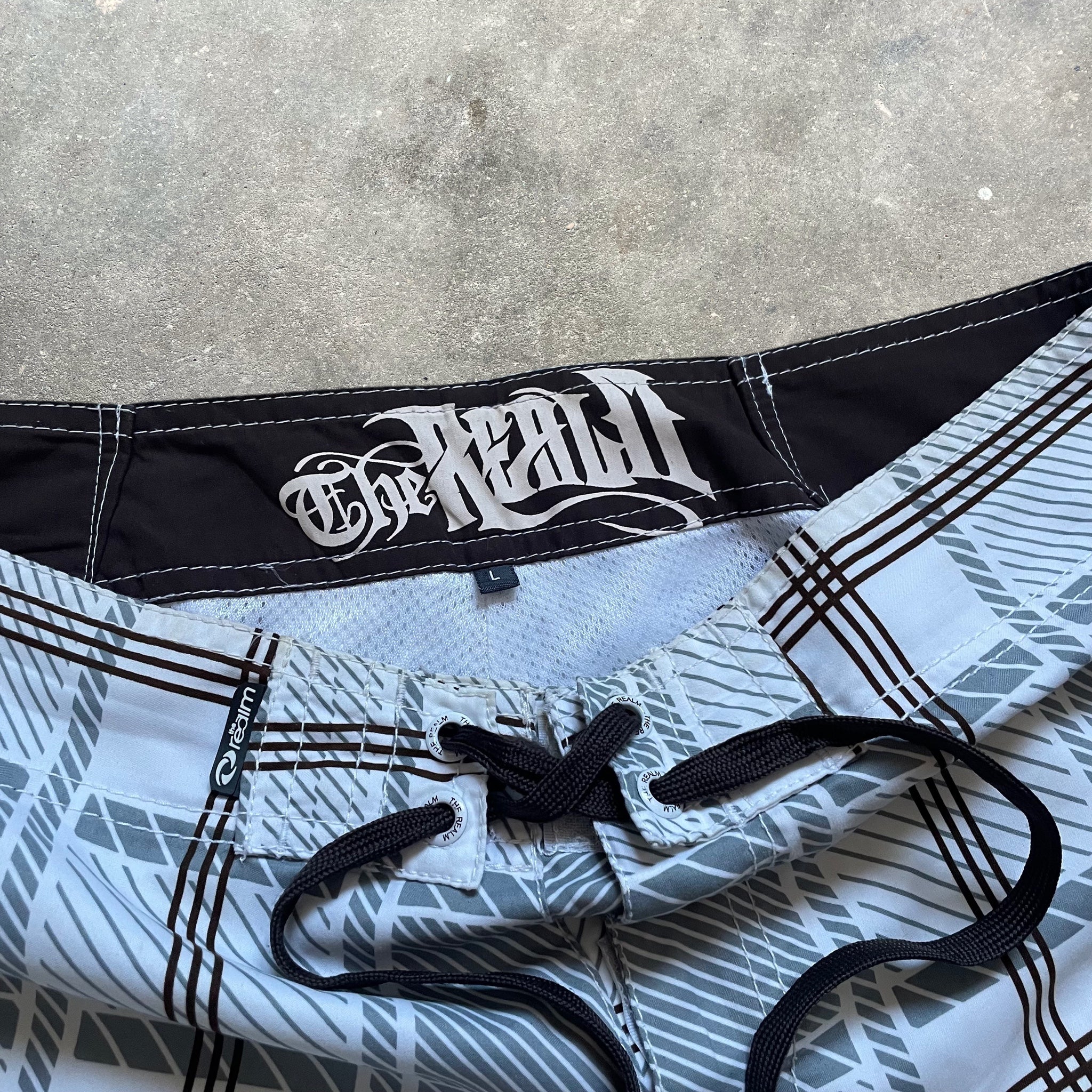 2000's The Realm Boardshorts (L)