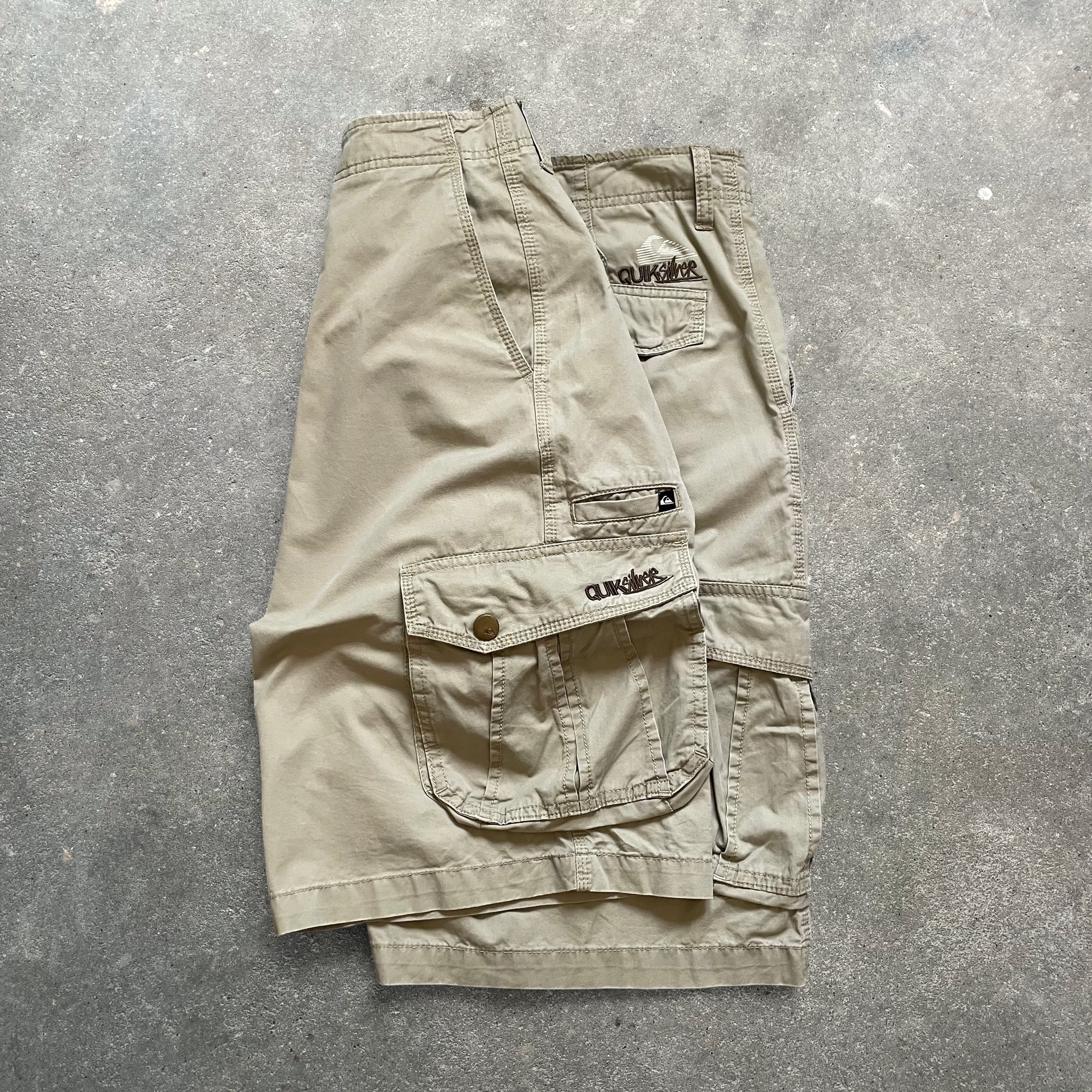 2000's Quiksilver Cargo Shorts (34)