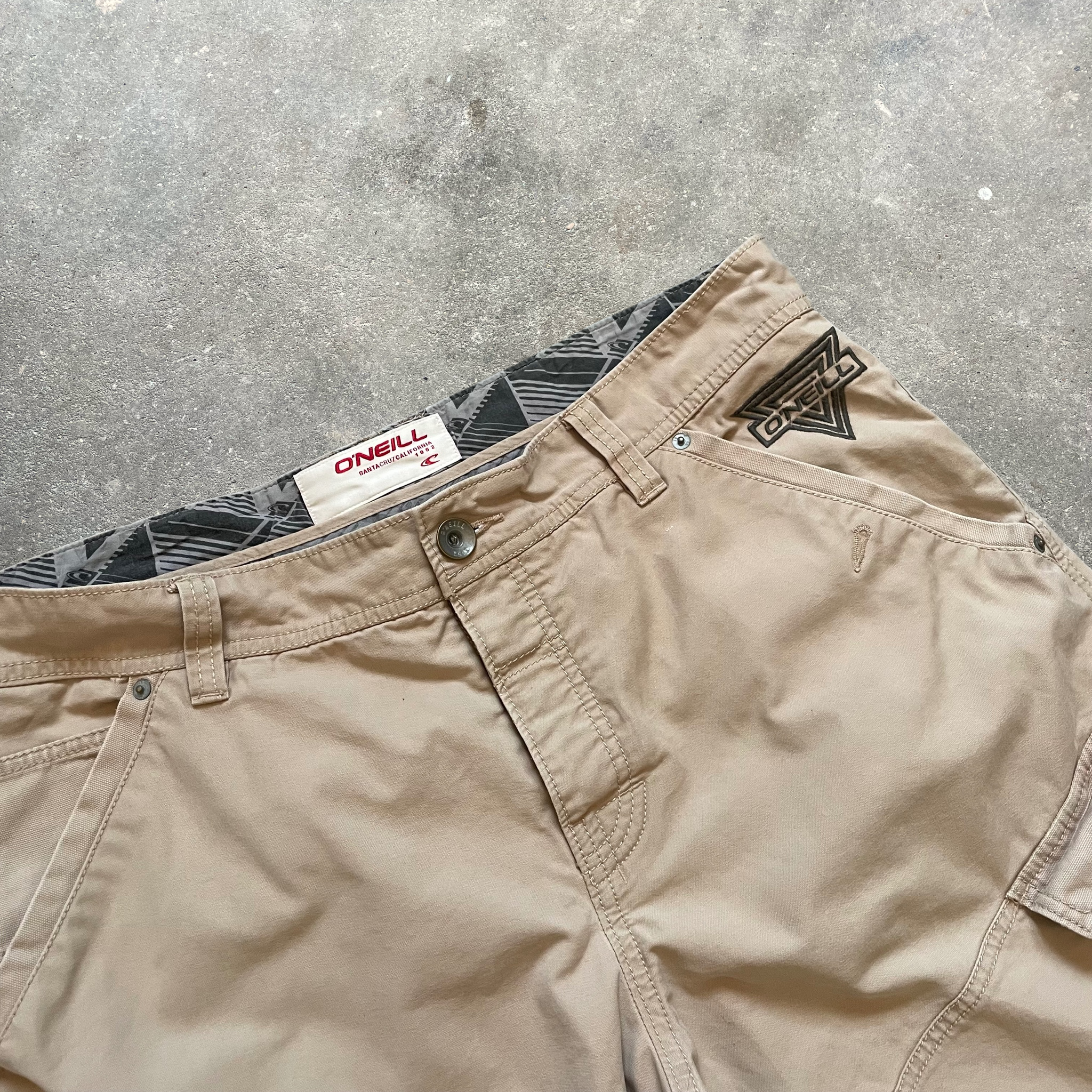 2000s O'Neill Cargo Shorts (36)