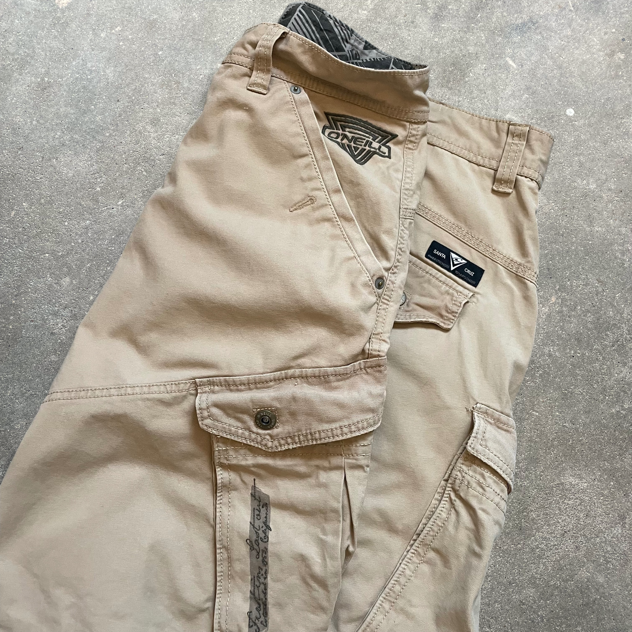 2000s O'Neill Cargo Shorts (36)