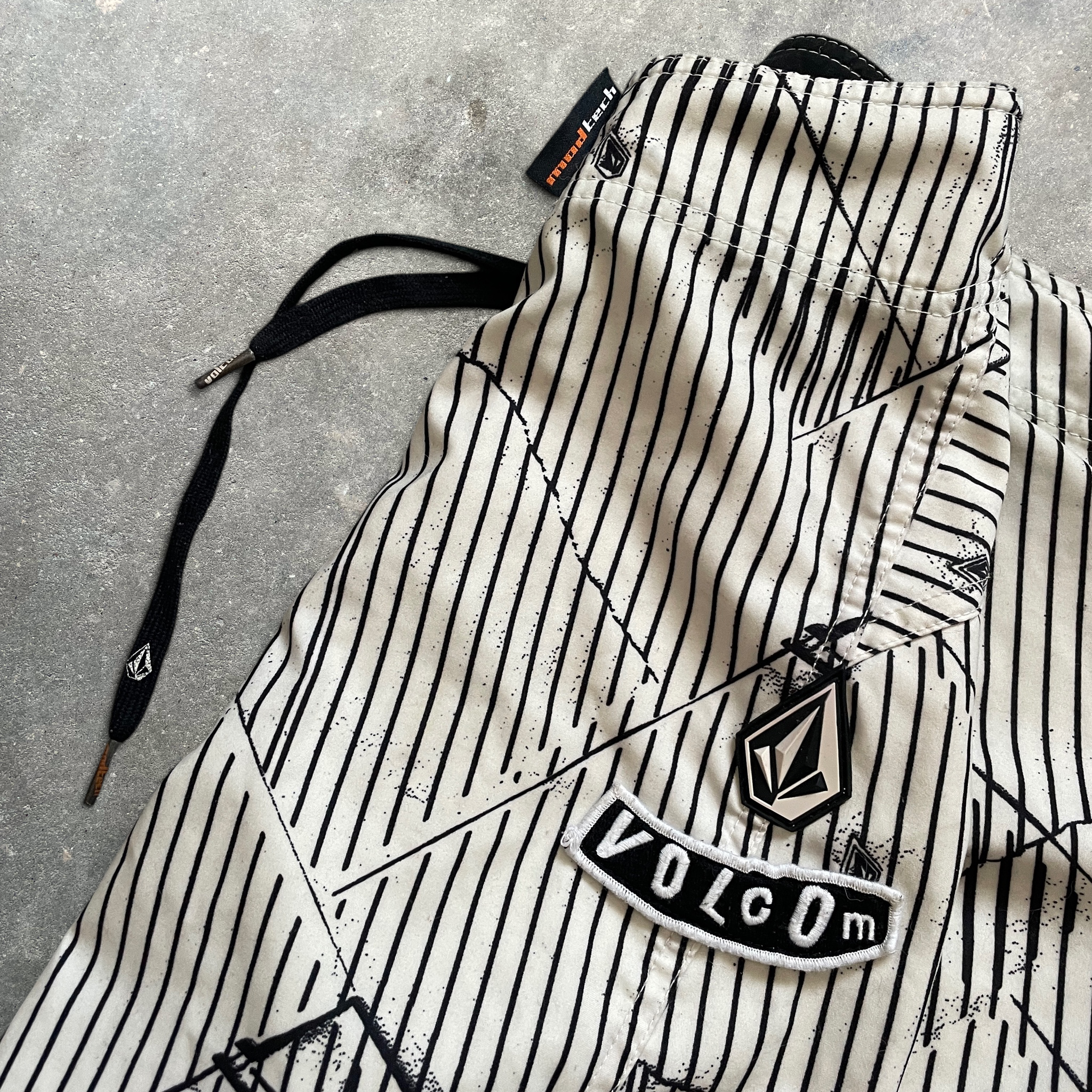 2000's Volcom Boardshorts White (30)