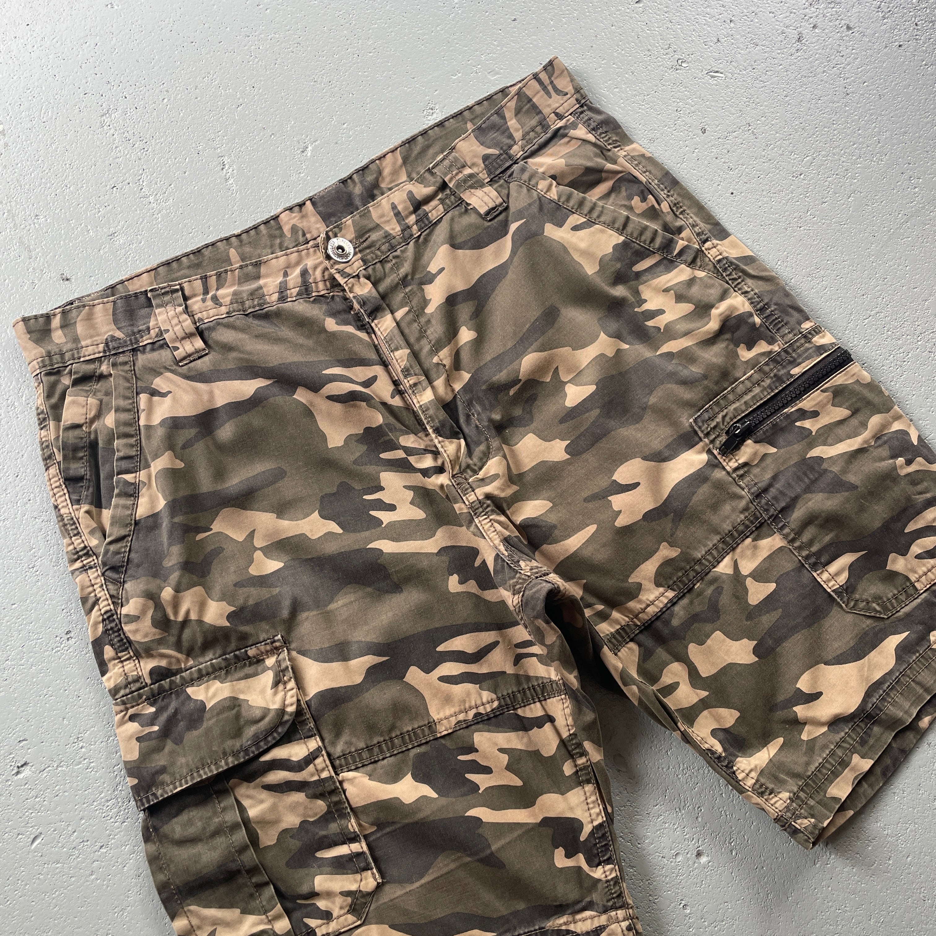 2000s Kangaroo Poo Cargo Shorts (32)