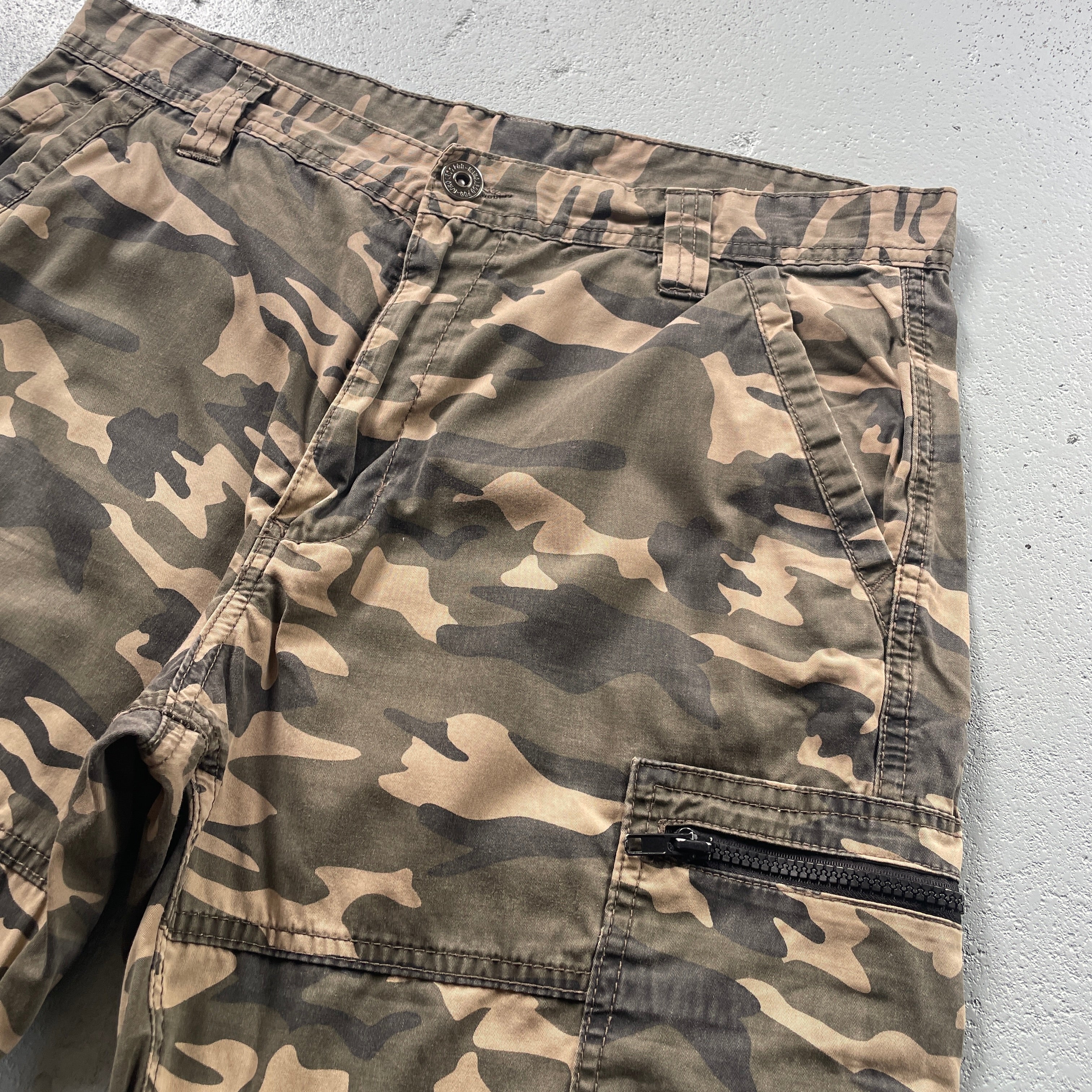 2000s Kangaroo Poo Cargo Shorts (32)
