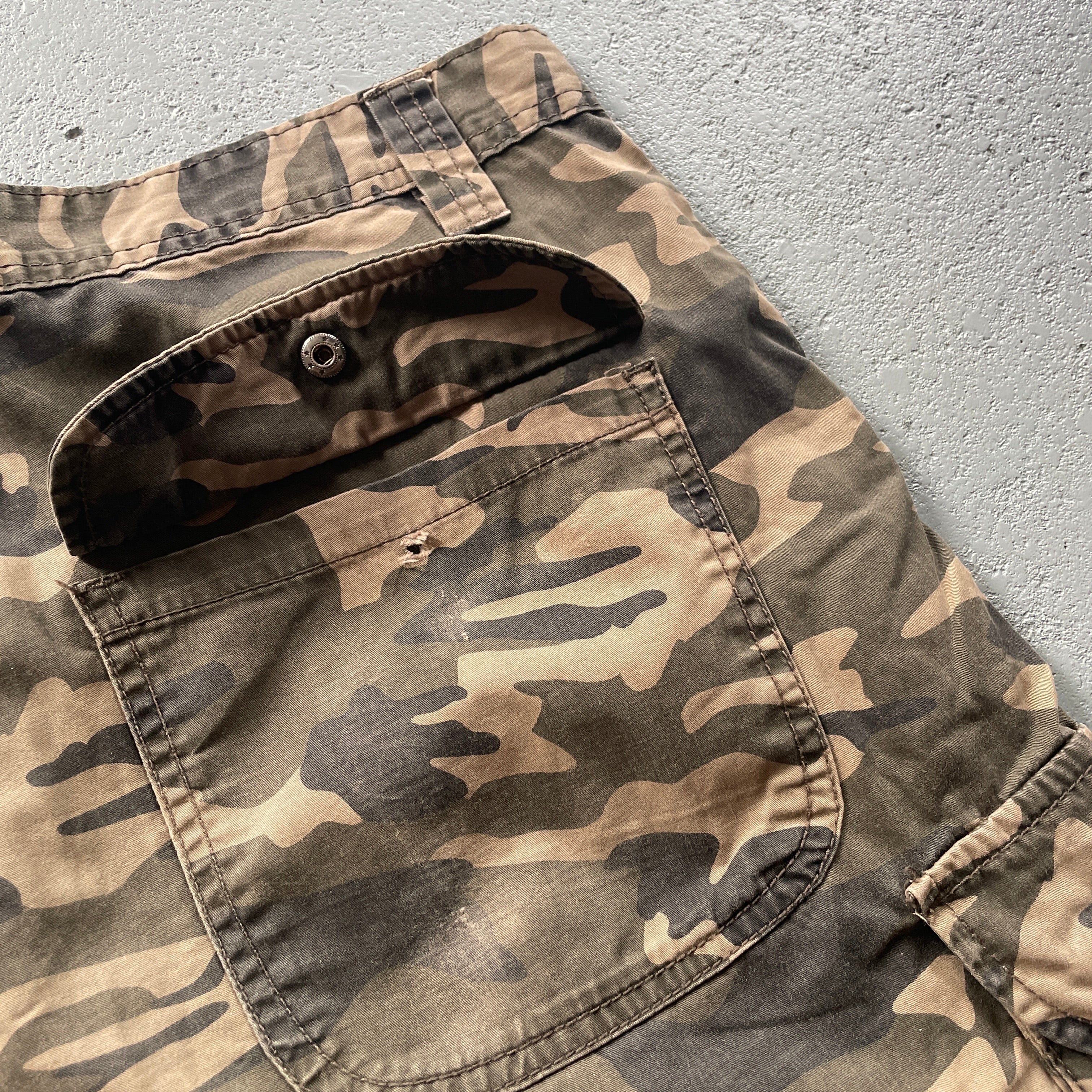 2000s Kangaroo Poo Cargo Shorts (32)