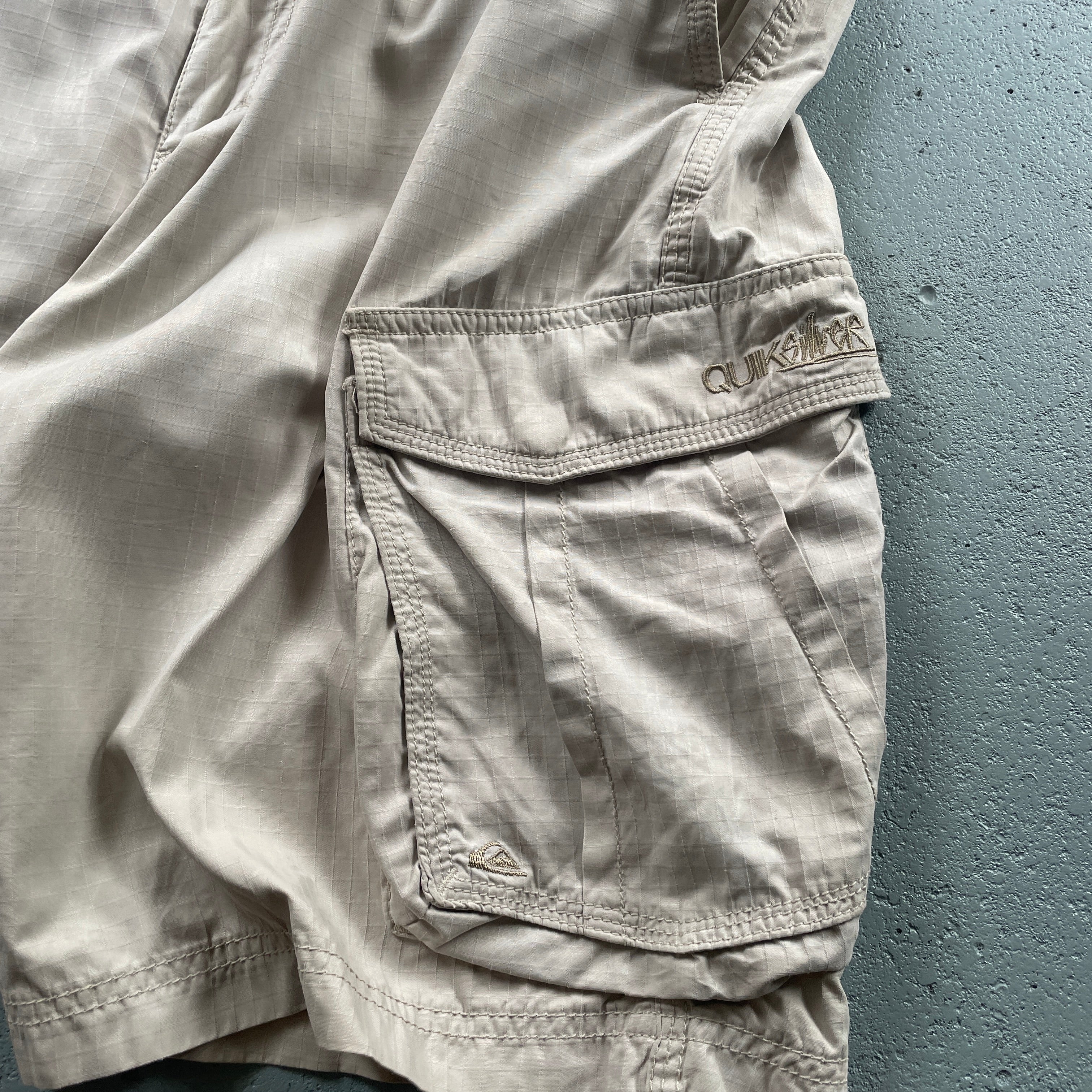 2000s Quiksilver Cargo Shorts Beige (32)