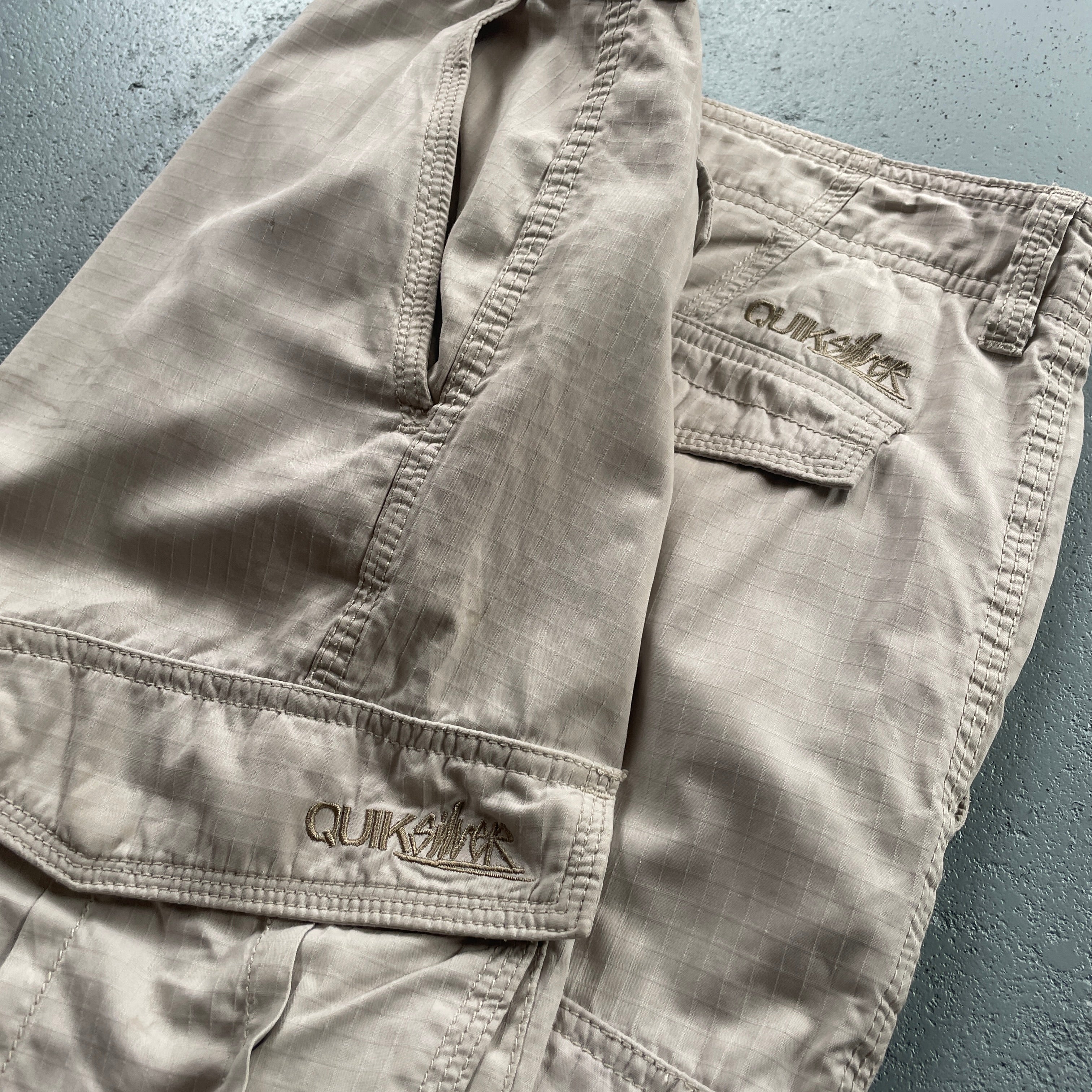 2000s Quiksilver Cargo Shorts Beige (32)